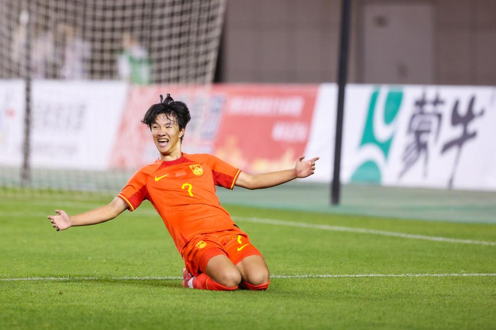 瓦兰丘纳斯篮下统治力如何塑造现代中锋价值解析其攻防影响与生涯成长轨迹