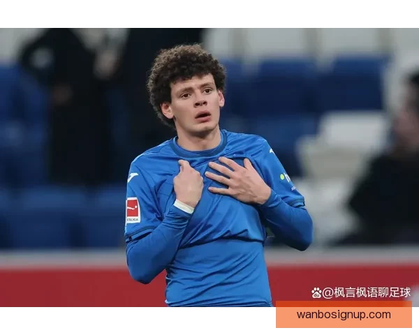 德累斯顿与赫塔球迷互掷烟火致比赛中断20分钟双方冲突引发赛场混乱